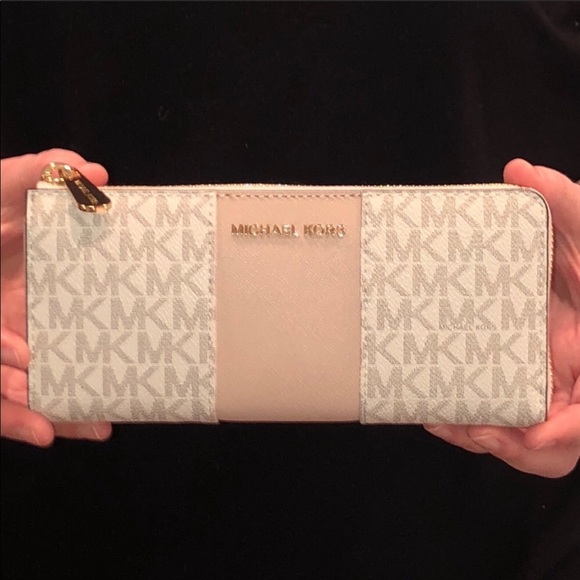 MICHAEL Michael Kors Handbags - 🔥Flash Sale🔥NWT Michael Kors CenterStripe Jetset